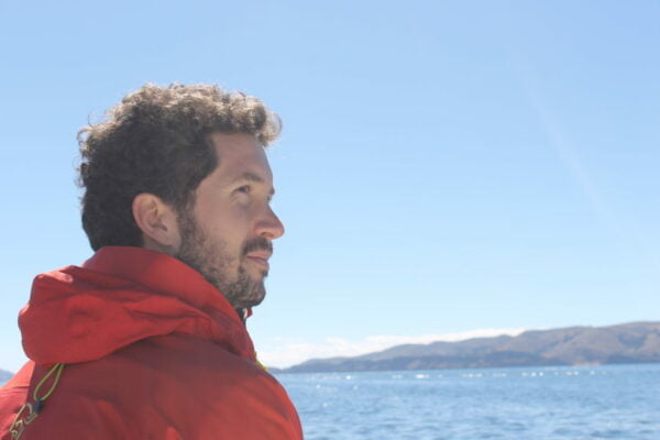Homme qui regarde la mer
