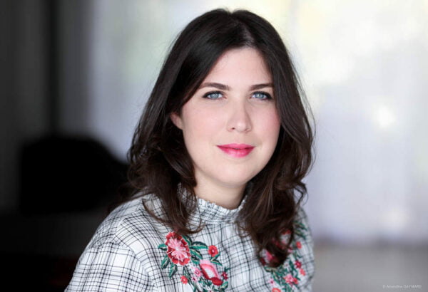 femme professeur de chant et interprète