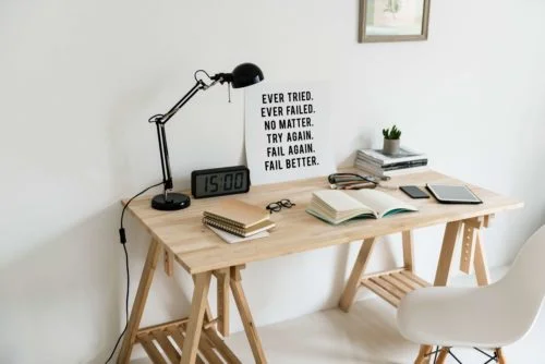 bureau en bois avec affiche pour être plus productif