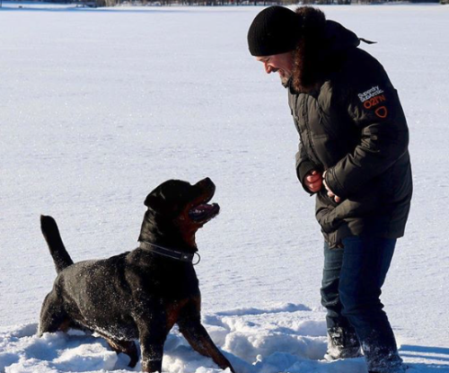 Nicolas avec son chien dans la neige