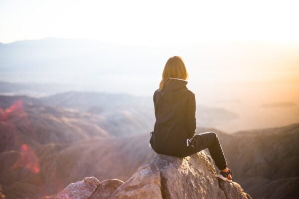 Femme qui regarde vers l'horizon, le but : découvrir pourquoi tu n'avances pas