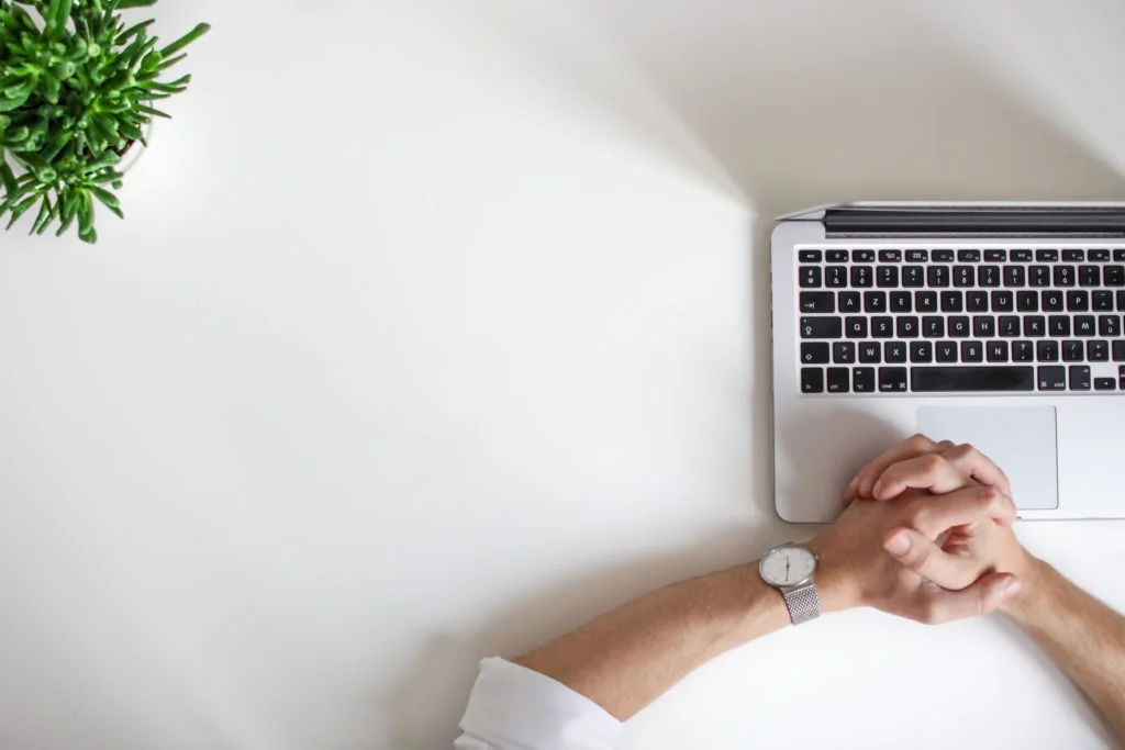 une personne victime de bore-out au bureau
