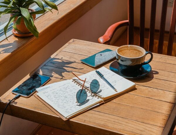 Cahier sur une table en bois qui permet de choisir un nom pour son entreprise