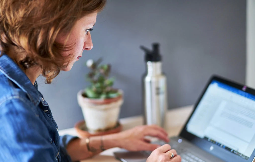 Patricia écrit l'article qui nous explique comment elle est devenue le bras droit des chefs d'entreprise