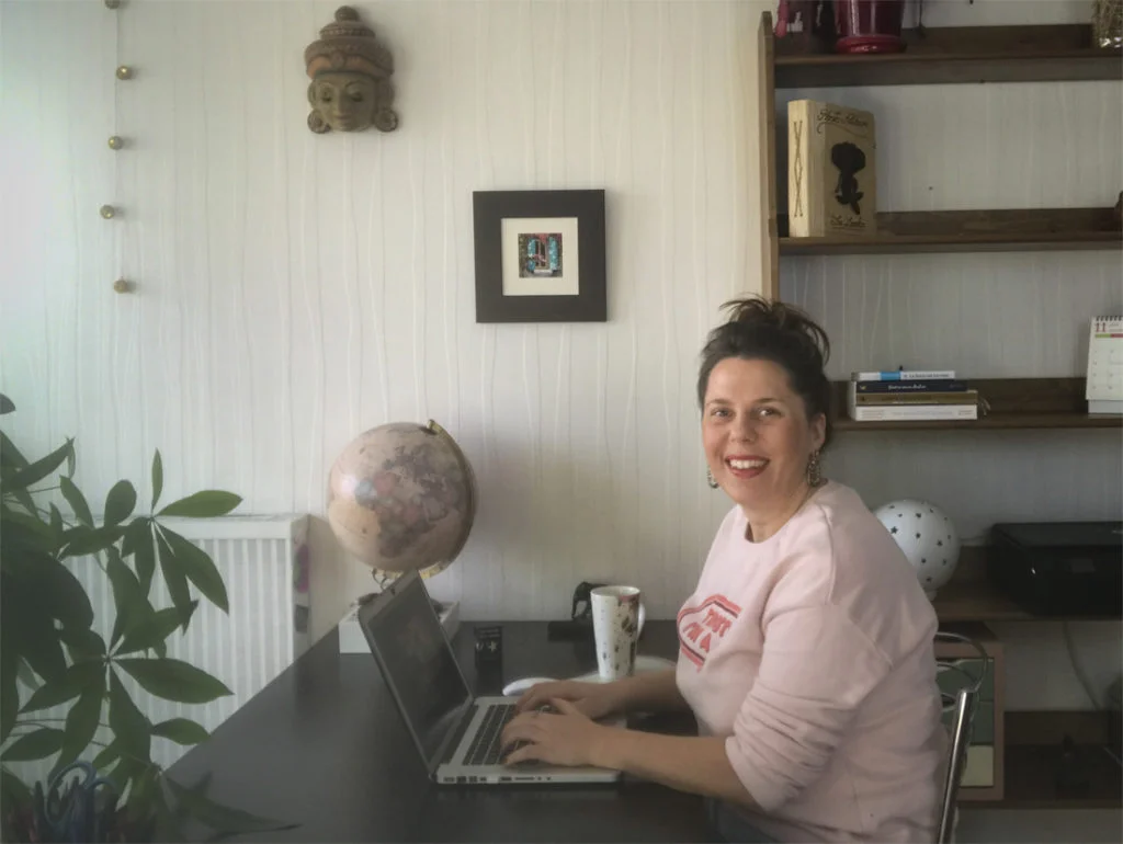 Emily à son bureau de coach pour travailleurs sociaux