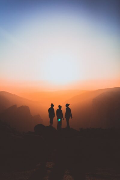 3 personnes sur une montagne pour illustrer comment bien t'entourer en 2021