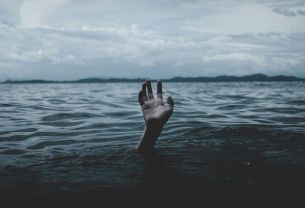 Main qui sort de l’eau pour illustrer comment gérer son anxiété au travail